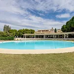 With 2 Bedrooms, 2m To The Armação de Pêra