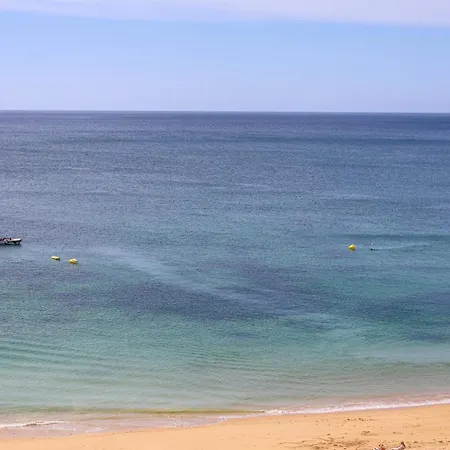 Apartamento With 2 Bedrooms, 2m To The Armação de Pêra