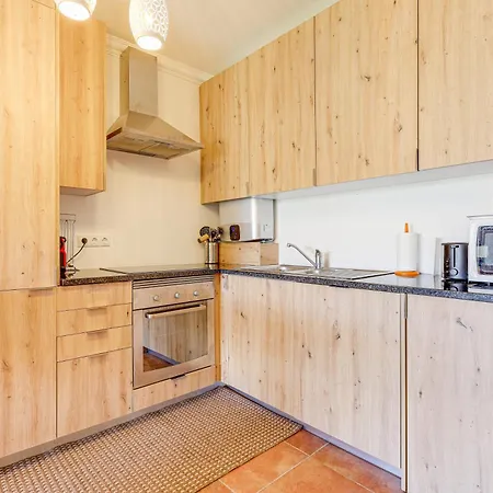 公寓 With 2 Bedrooms, 2m To The *