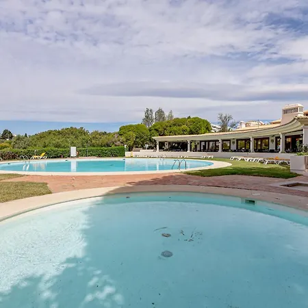 Apartamento With 2 Bedrooms, 2m To The Armação de Pêra
