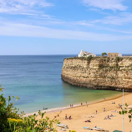 Apartamento With 2 Bedrooms, 2m To The Armação de Pêra