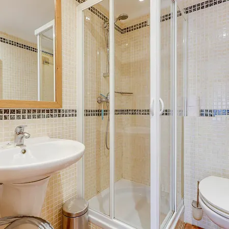 With 2 Bedrooms, 2m To The Armação de Pêra