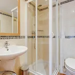 With 2 Bedrooms, 2m To The Armacao de Pera