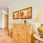 With 2 Bedrooms, 2m To The Armacao de Pera