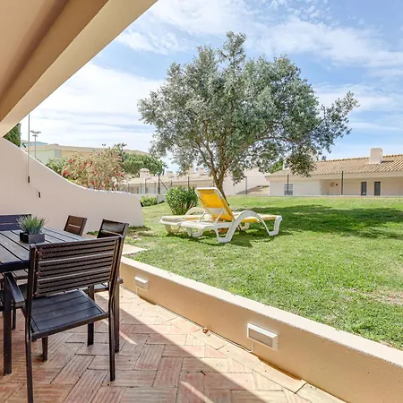 Apartment With 2 Bedrooms, 2m To The Armacao de Pera