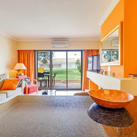 Apartment With 2 Bedrooms, 2m To The Armacao de Pera