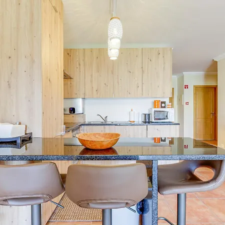 With 2 Bedrooms, 2m To The Armação de Pêra