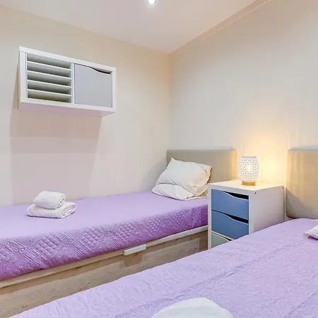 Appartement With 2 Bedrooms, 2m To The *