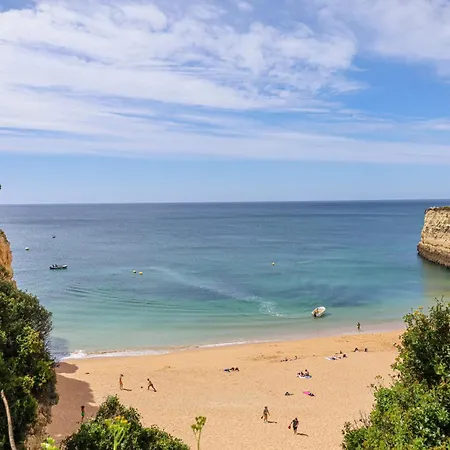 With 2 Bedrooms, 2m To The Armação de Pêra