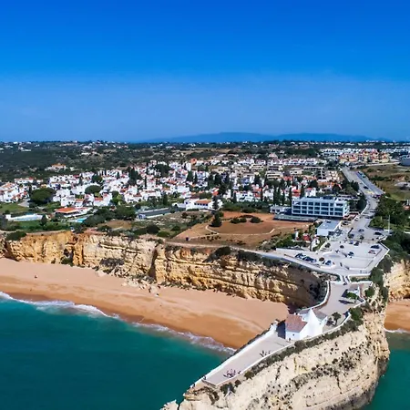 With 2 Bedrooms, 2m To The Armação de Pêra