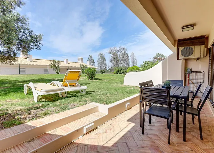 With 2 Bedrooms, 2m To The Armação de Pêra