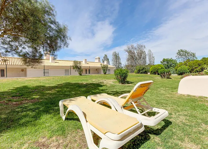 With 2 Bedrooms, 2m To The Armação de Pêra