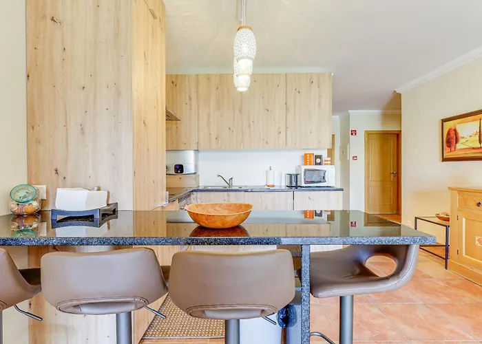 With 2 Bedrooms, 2m To The Armação de Pêra