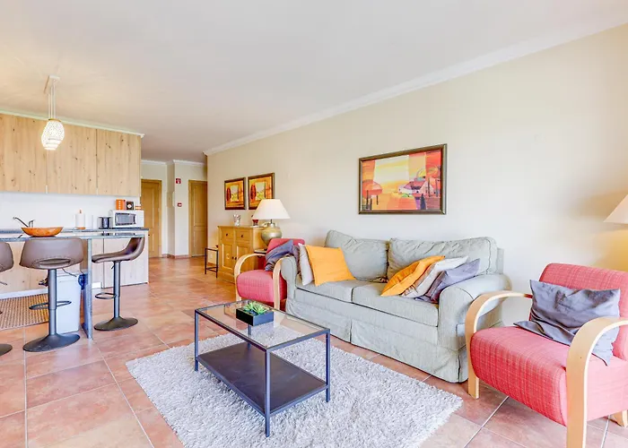 With 2 Bedrooms, 2m To The Armação de Pêra