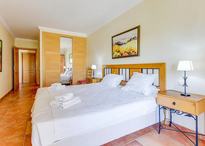 With 2 Bedrooms, 2m To The Armação de Pêra