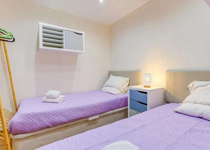 Διαμέρισμα With 2 Bedrooms, 2m To The *