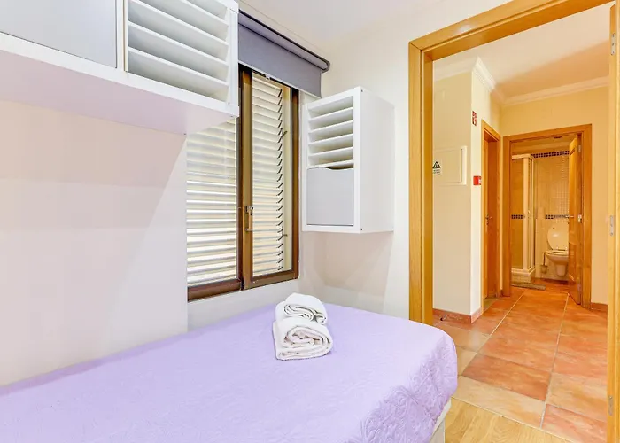 With 2 Bedrooms, 2m To The Armação de Pêra