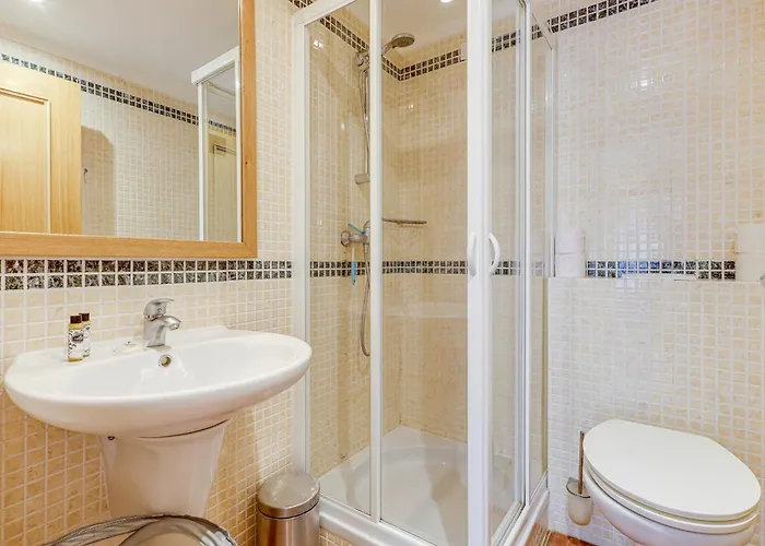 With 2 Bedrooms, 2m To The Armação de Pêra