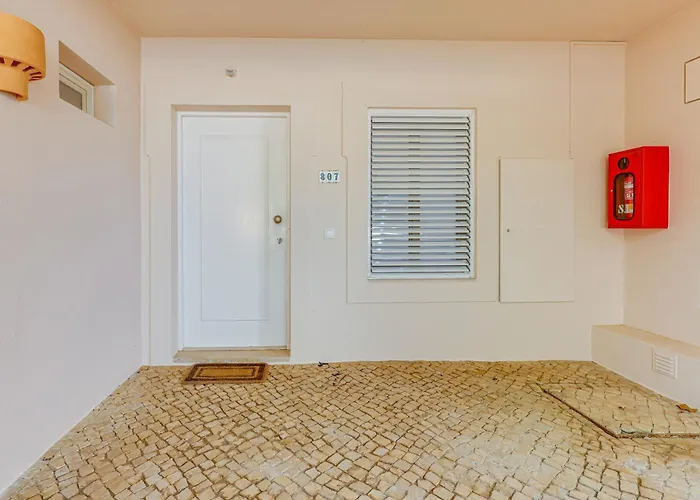 With 2 Bedrooms, 2m To The