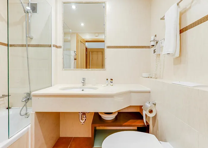 With 2 Bedrooms, 2m To The