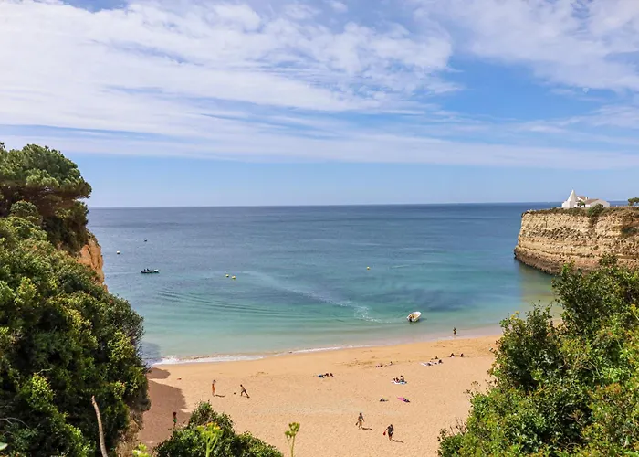 With 2 Bedrooms, 2m To The Armação de Pêra