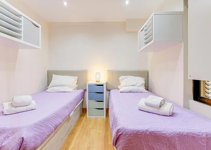 With 2 Bedrooms, 2m To The