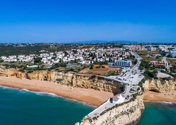 With 2 Bedrooms, 2m To The Armação de Pêra