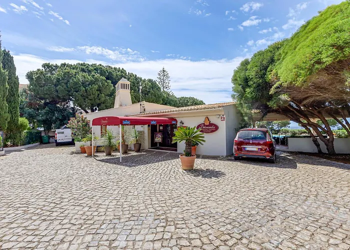 With 2 Bedrooms, 2m To The Armação de Pêra