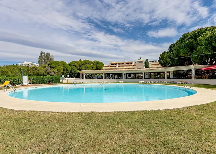 With 2 Bedrooms, 2m To The Armação de Pêra