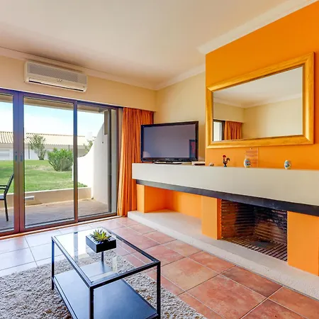 With 2 Bedrooms, 2m To The Armação de Pêra