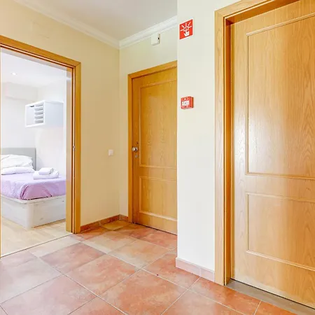 Apartamento With 2 Bedrooms, 2m To The Armação de Pêra