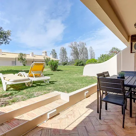 With 2 Bedrooms, 2m To The Armação de Pêra