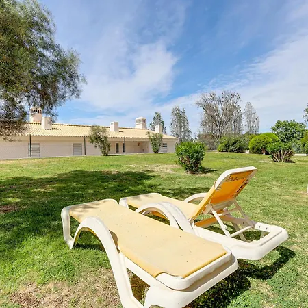 With 2 Bedrooms, 2m To The Armação de Pêra