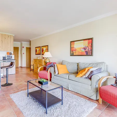 With 2 Bedrooms, 2m To The Armação de Pêra