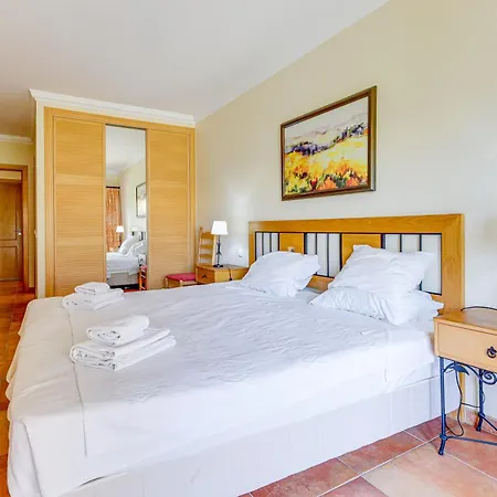 With 2 Bedrooms, 2m To The Armação de Pêra