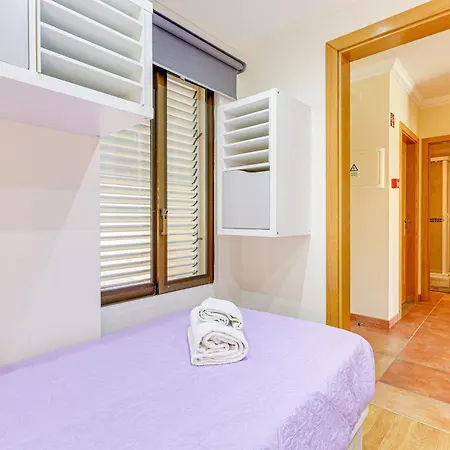 With 2 Bedrooms, 2m To The Armação de Pêra