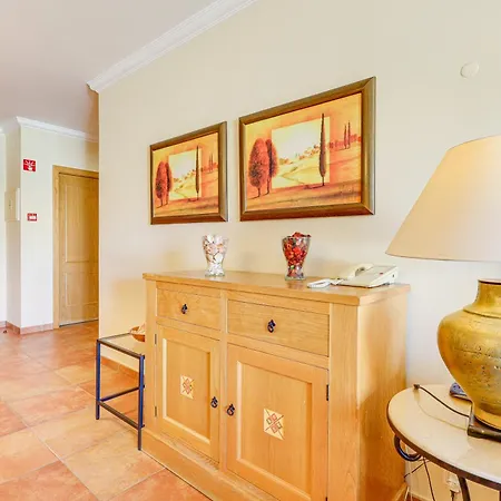 With 2 Bedrooms, 2m To The Armação de Pêra