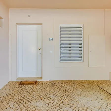 With 2 Bedrooms, 2m To The