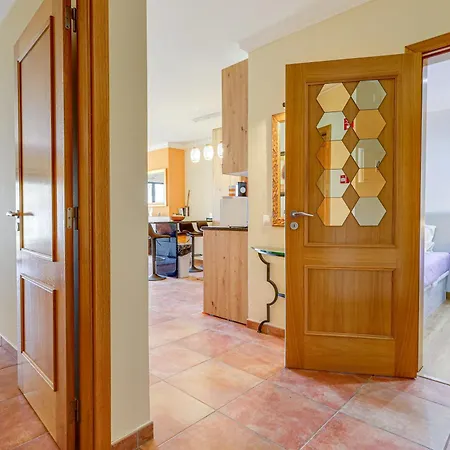 Apartamento With 2 Bedrooms, 2m To The Armação de Pêra