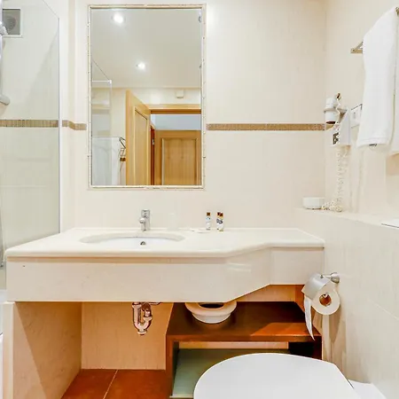 With 2 Bedrooms, 2m To The