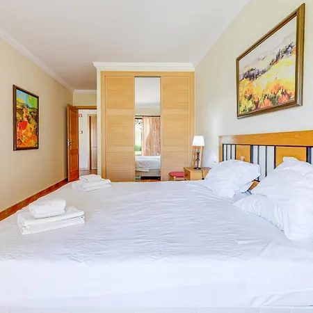 Apartamento With 2 Bedrooms, 2m To The Armação de Pêra