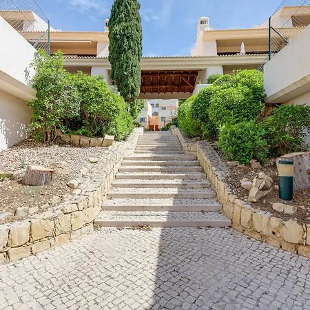 Apartamento With 2 Bedrooms, 2m To The Armação de Pêra