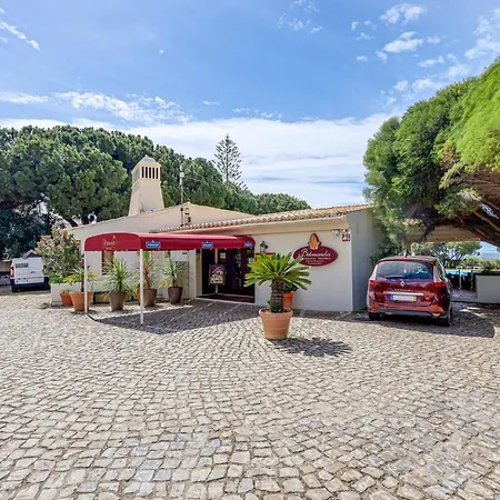 With 2 Bedrooms, 2m To The Armação de Pêra