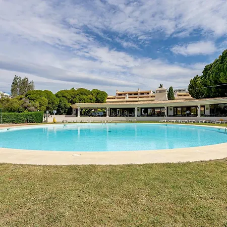 With 2 Bedrooms, 2m To The Armação de Pêra